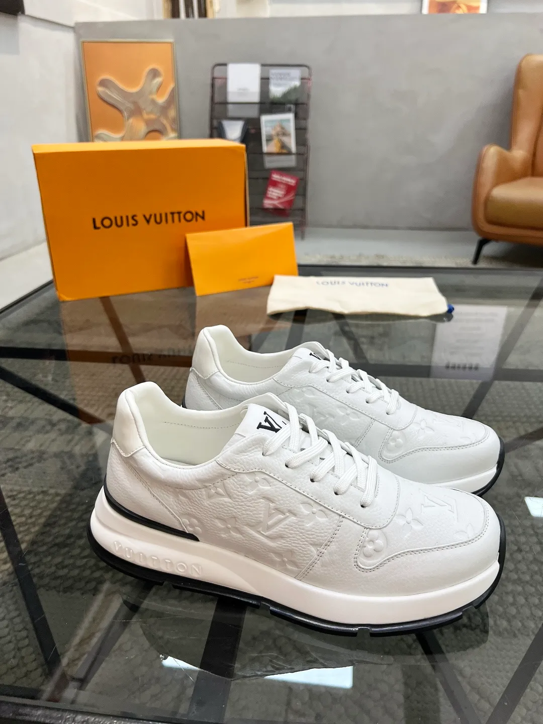 Factory price: 480💰LV🔍Top purchasing agent🇮🇹 Road Street God's new sneakers are coming and are available at counters simultaneously. Original factory configuration, original cowhide fabric imported from Italy, high-quality embossed splicing complex process, sports trendy person, imported water-dyed sheepskin lining, soles: Wang Yuan factory specially provides original soles, super comfortable, original factory single goods 🔍🔍High quality, you can enter and leave the counter at will, welcome to compare and synchronize with the counter, code number 38-44, customized 45